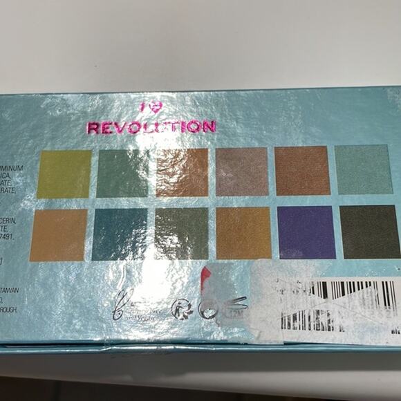 I Heart Revolution Mermaids Heart Eyeshadow Palette - Picture 3 of 5